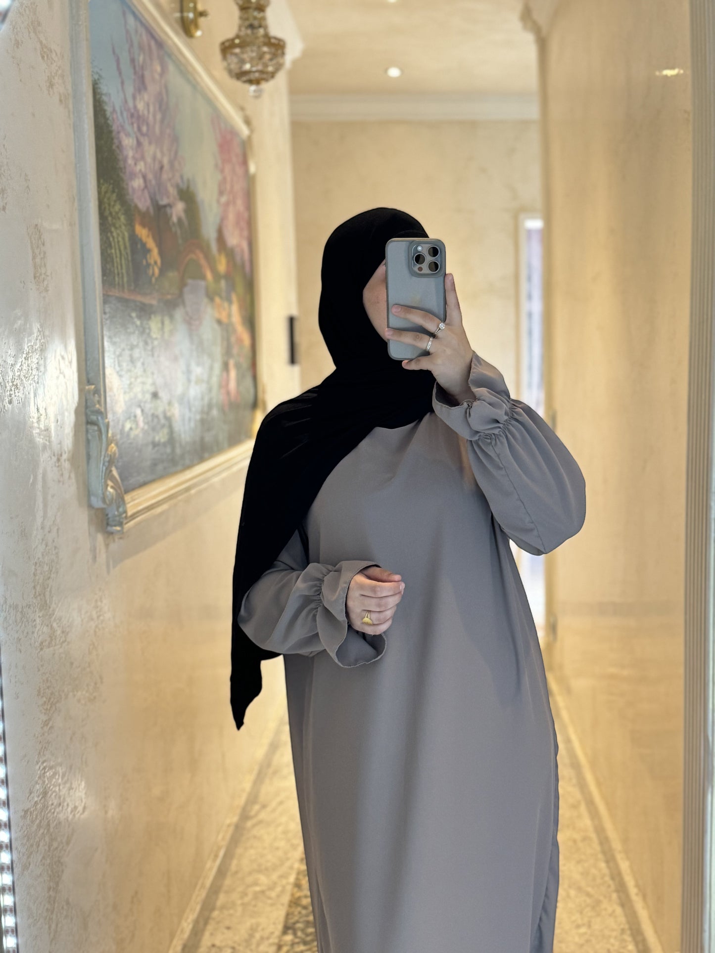 Nesthetics Abaya Amira aus Medina Seide in Taupe mit runden Volant-Ärmeln, ideal für den Alltag.