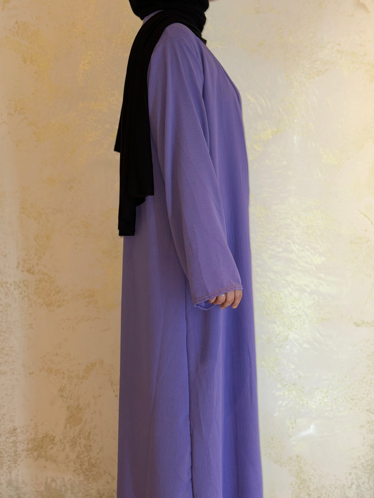 Nesthetics dreiteilige Abaya Anisa in Flieder aus Jazz-Stoff mit Rundhalsausschnitt, getragen mit schwarzem Hijab