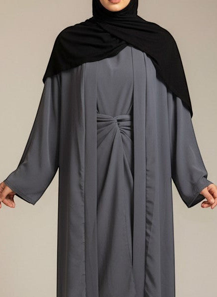 Nesthetics dreiteilige Abaya aus Medina Seide in Grau mit Rundhalsausschnitt und variablen Innenrock