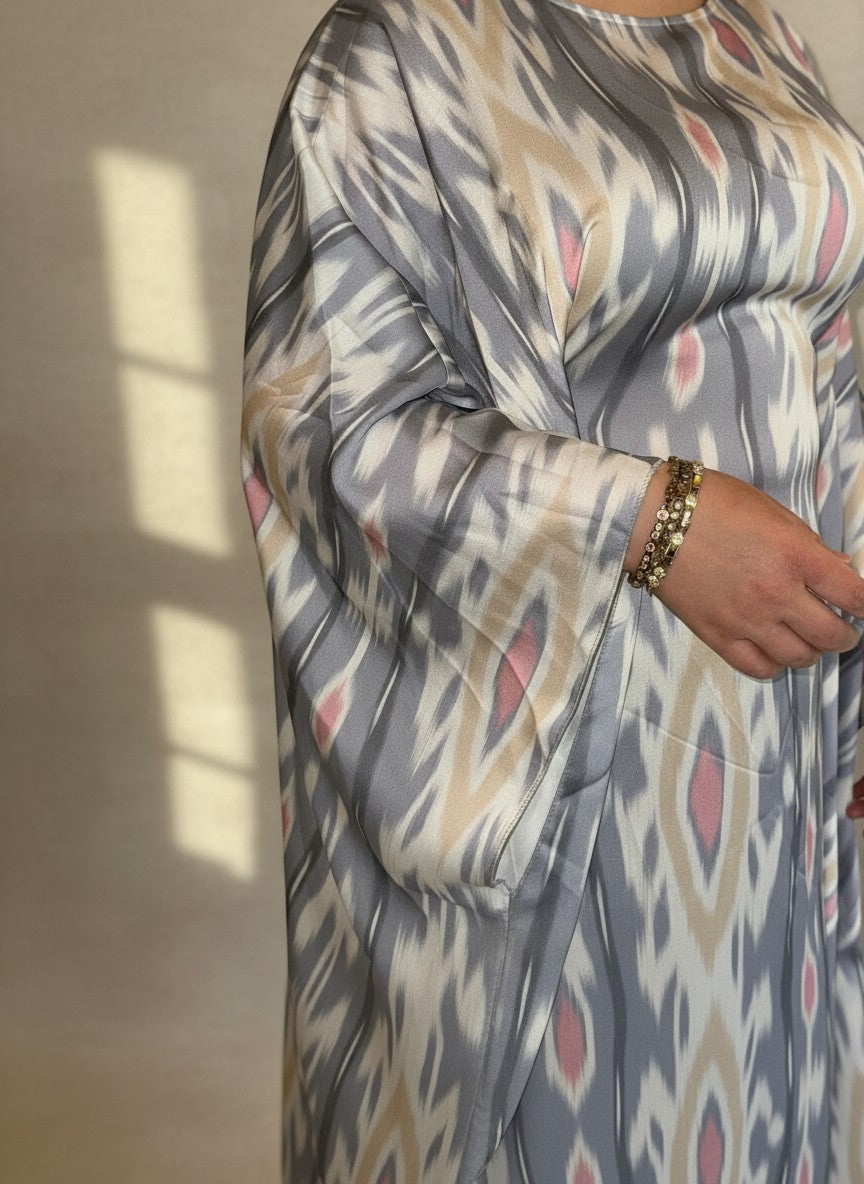 Nesthetics Kaftan Hafsa aus fließendem Satin in Grau und Beige mit elegantem Muster und taillierter Passform