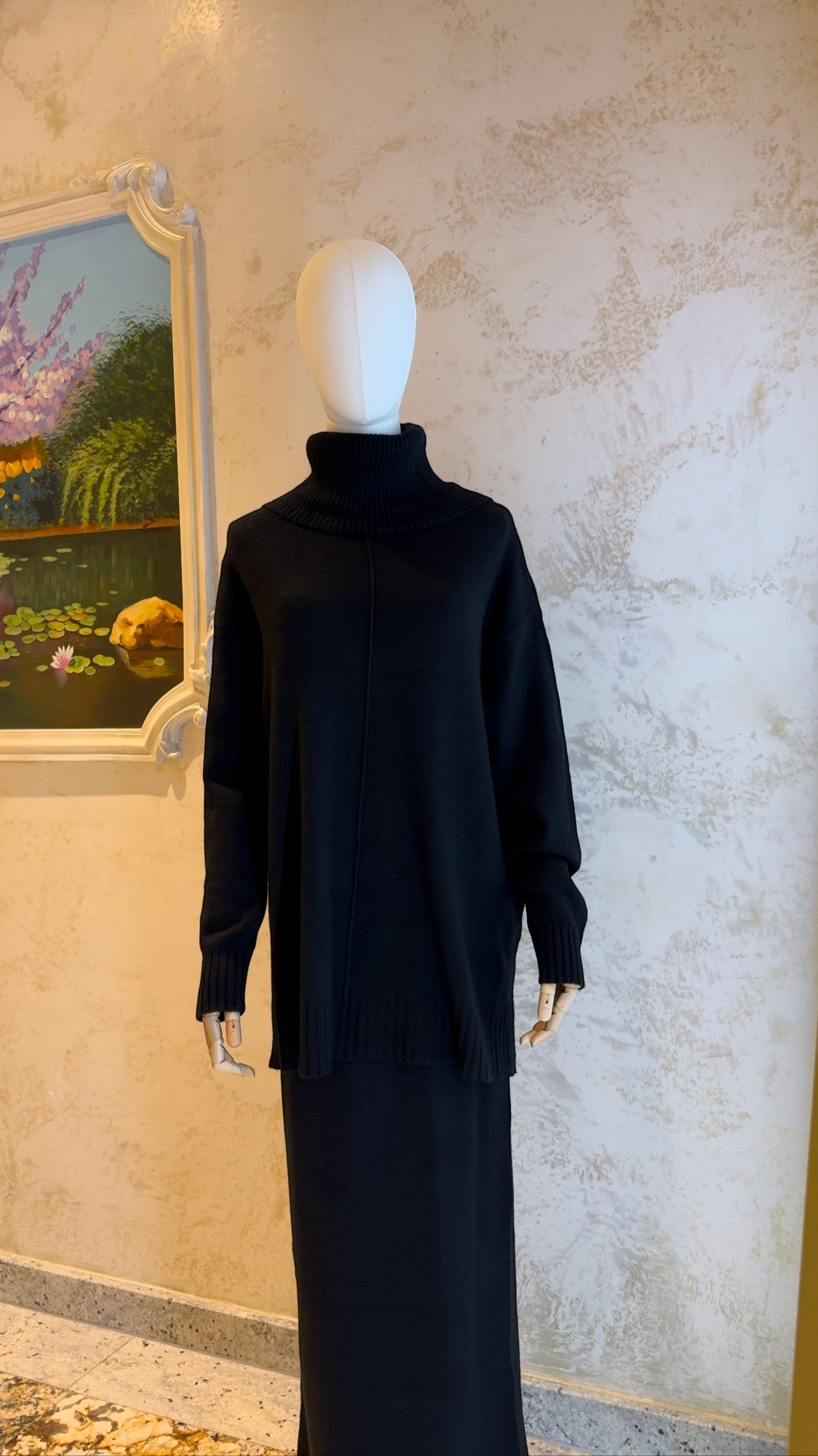 Nesthetics Premium Strickset in Schwarz mit Rollkragenpullover und langem Rock aus weichem Viskose-Strick