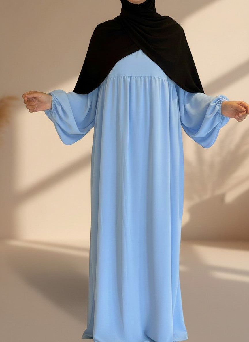 Nesthetics Abaya Aida in Himmelblau aus Medina Seide mit weiten Ballonärmeln und schwarzem Hijab
