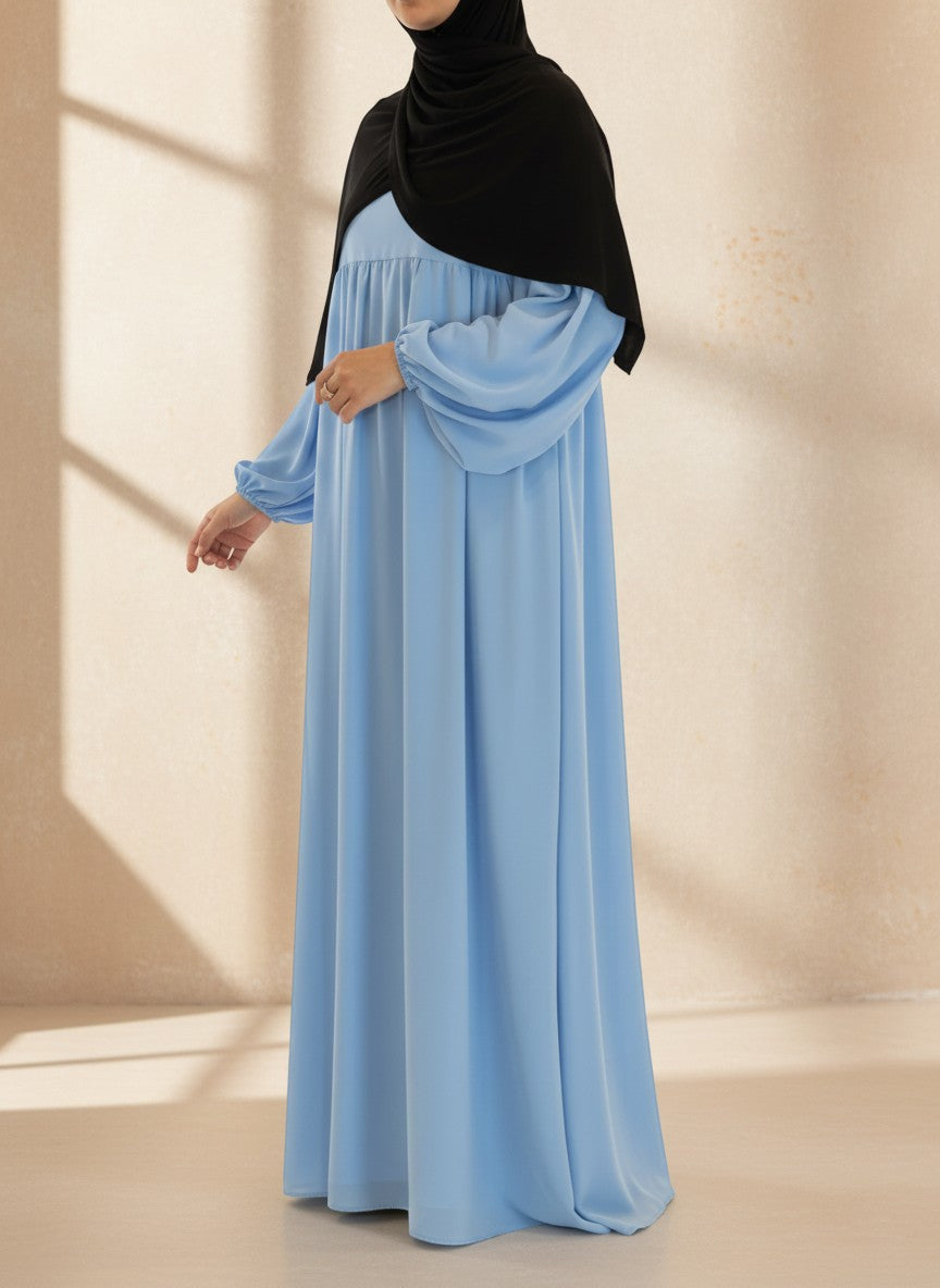 Nesthetics Abaya Aida in Himmelblau aus Medina Seide mit Ballonärmeln und schwarzem Hijab in fließender Passform