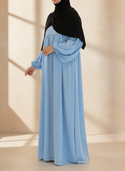 Nesthetics Abaya Aida in Himmelblau aus Medina Seide mit Ballonärmeln und schwarzem Hijab in fließender Passform