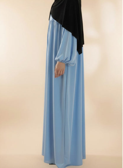 Nesthetics Abaya Aida in Himmelblau aus Medina Seide mit Ballonärmeln und fließender Passform, Seitenansicht