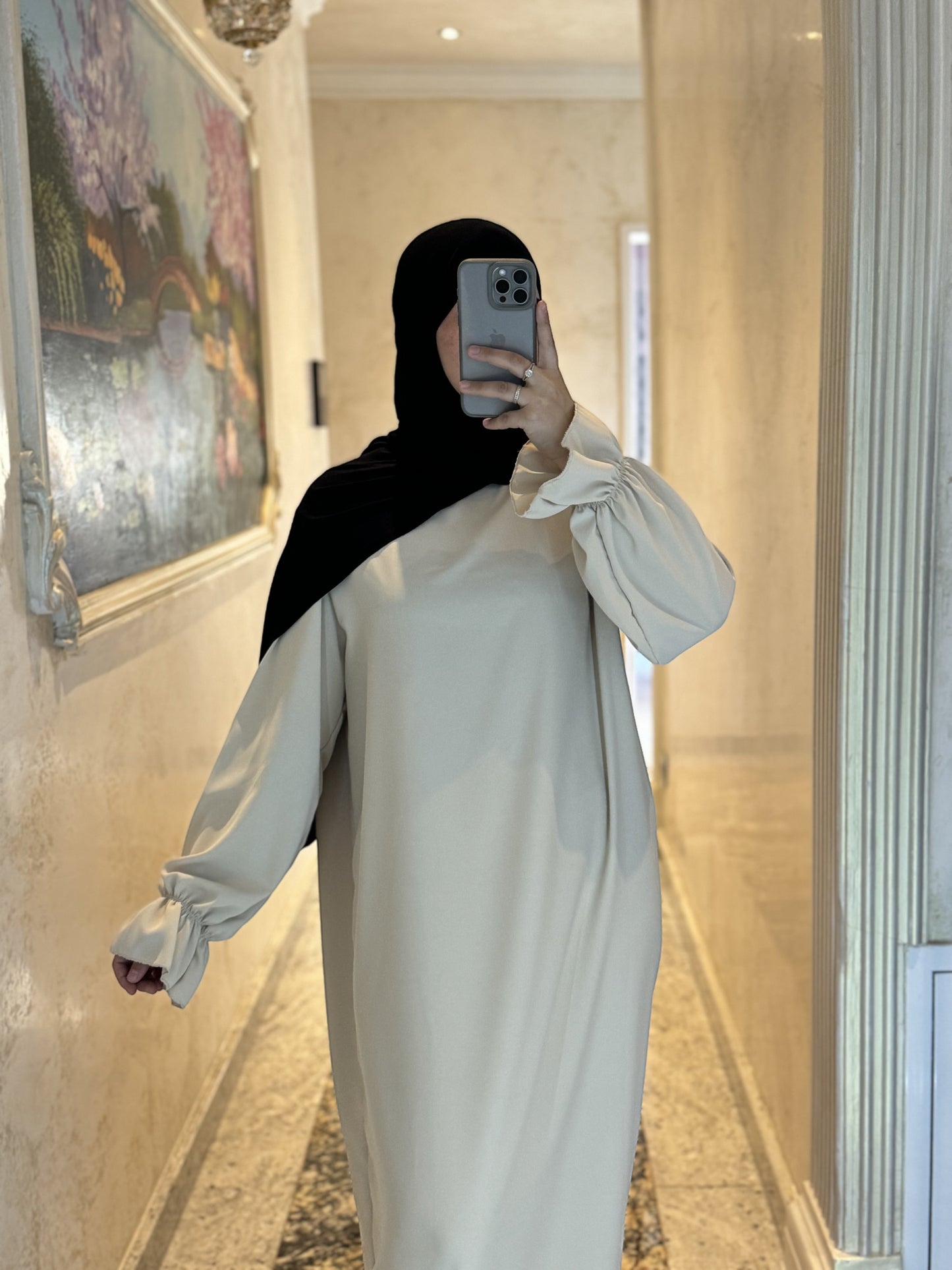 Nesthetics Abaya Amira aus Medina Seide in Beige mit Volantärmeln und Rundhalsausschnitt