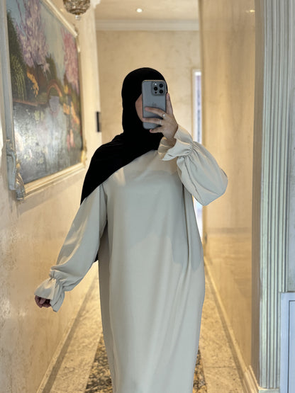 Nesthetics Abaya Amira aus Medina Seide in Beige mit Volantärmeln und Rundhalsausschnitt