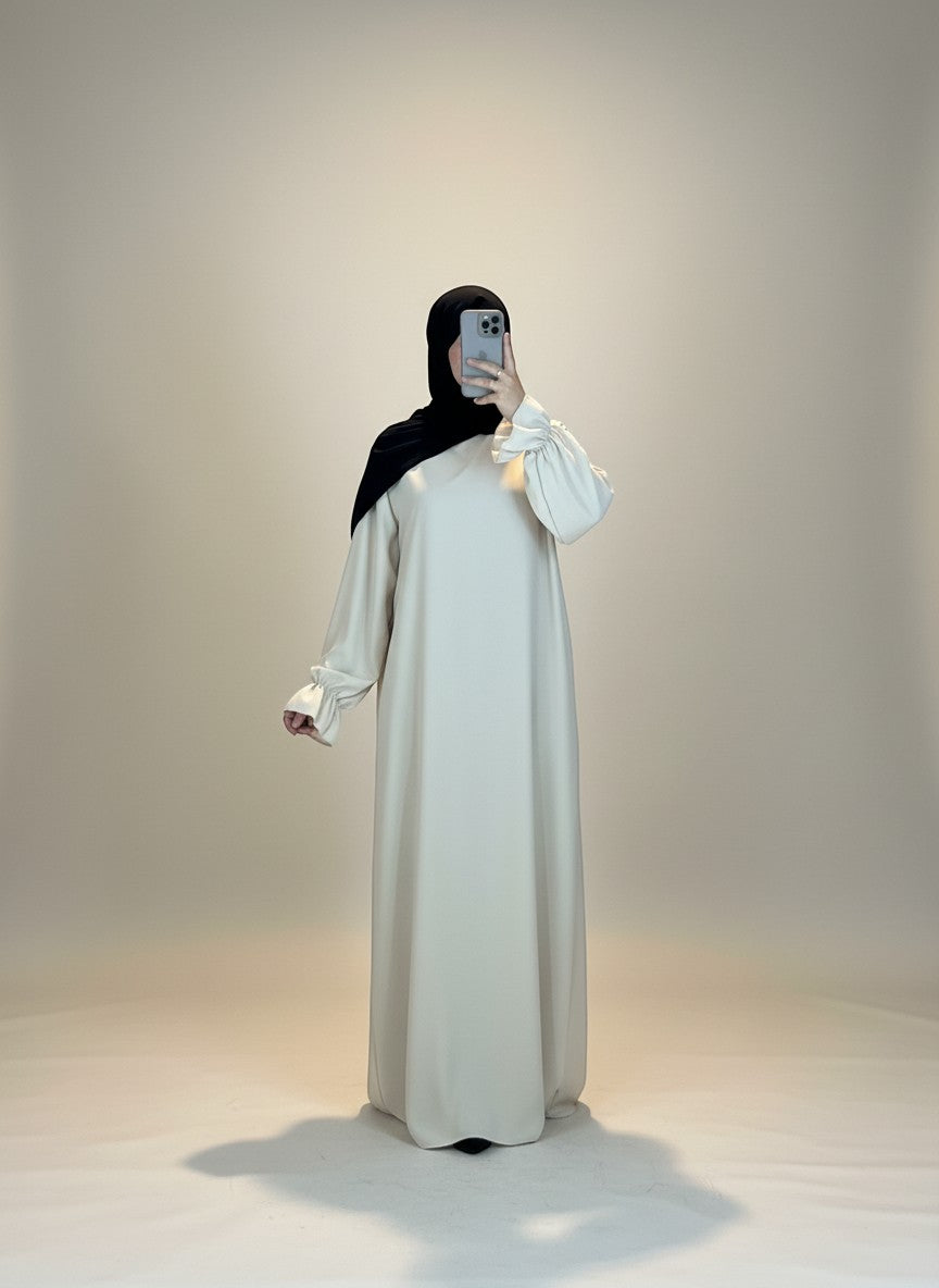 Nesthetics Abaya Amira aus Medina Seide in Creme mit Volantärmeln und Rundhalsausschnitt