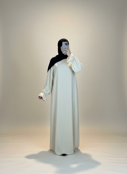Nesthetics Abaya Amira aus Medina Seide in Creme mit Volantärmeln und Rundhalsausschnitt