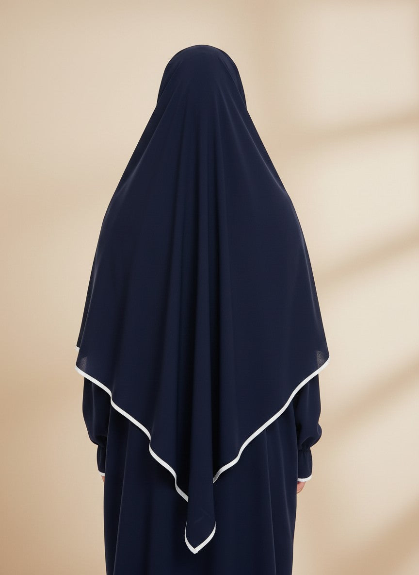 Nesthetics zweiteiliges Abaya und Khimar Set in Navy mit weißen Details aus Jazz Stoff, Rückansicht