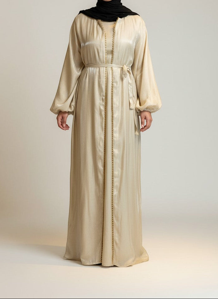 Nesthetics glänzendes Abaya Kimono Set aus Polyester in Beige mit Rundhalsausschnitt und Gürtel, ideal als Abendkleid.