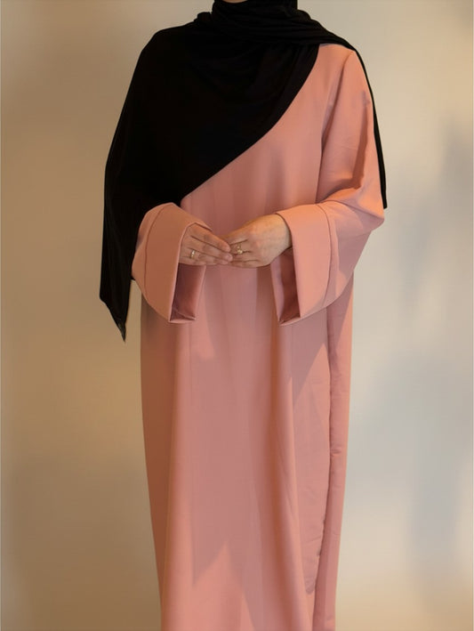 Nesthetics Abaya Layla in Altrosa aus Medina-Seide mit weiten Ärmeln und schwarzem Hijab