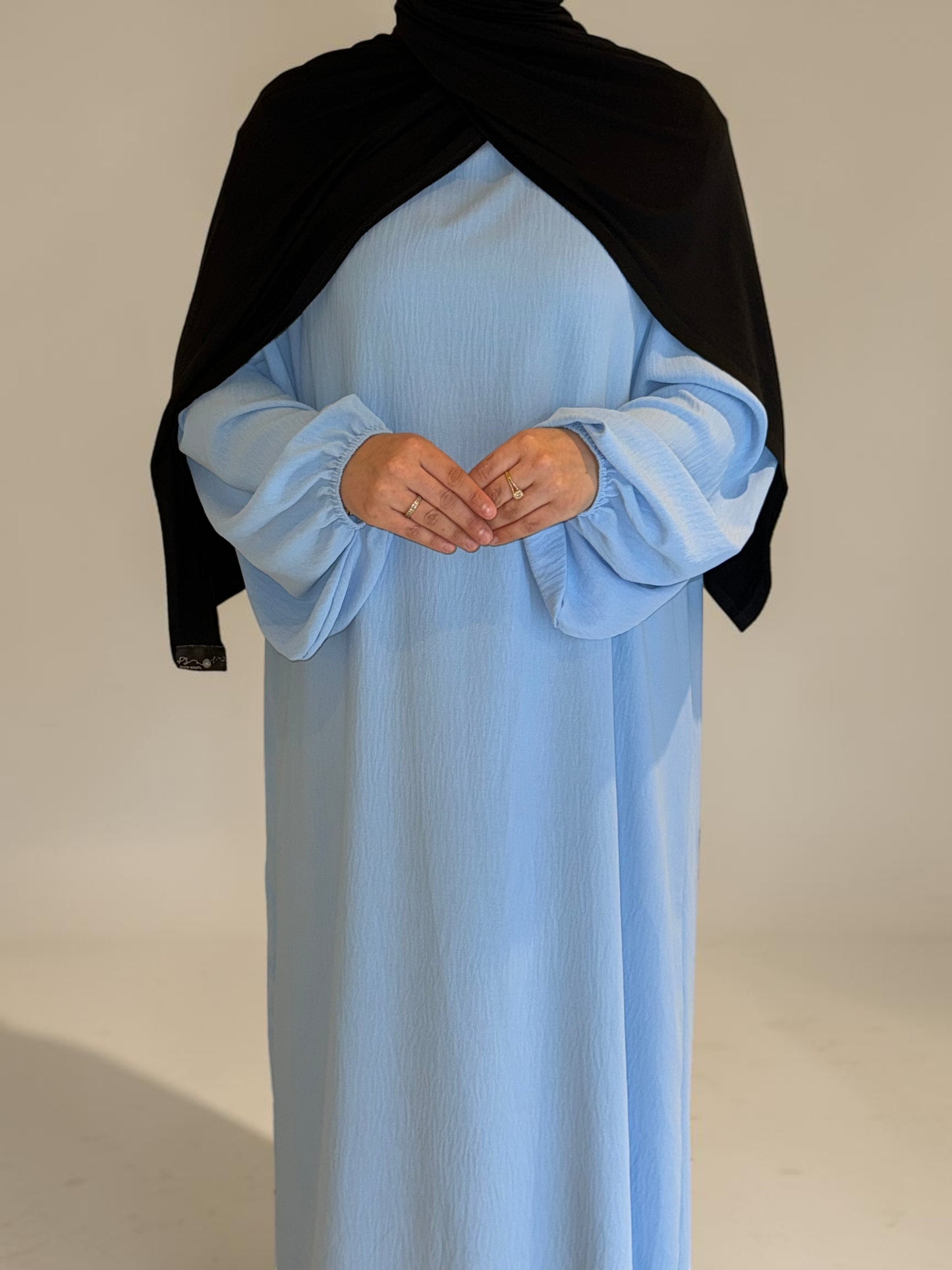 Nesthetics Abaya Malika in Hellblau aus Jazz Stoff mit Ballonärmeln und schwarzem Hijab