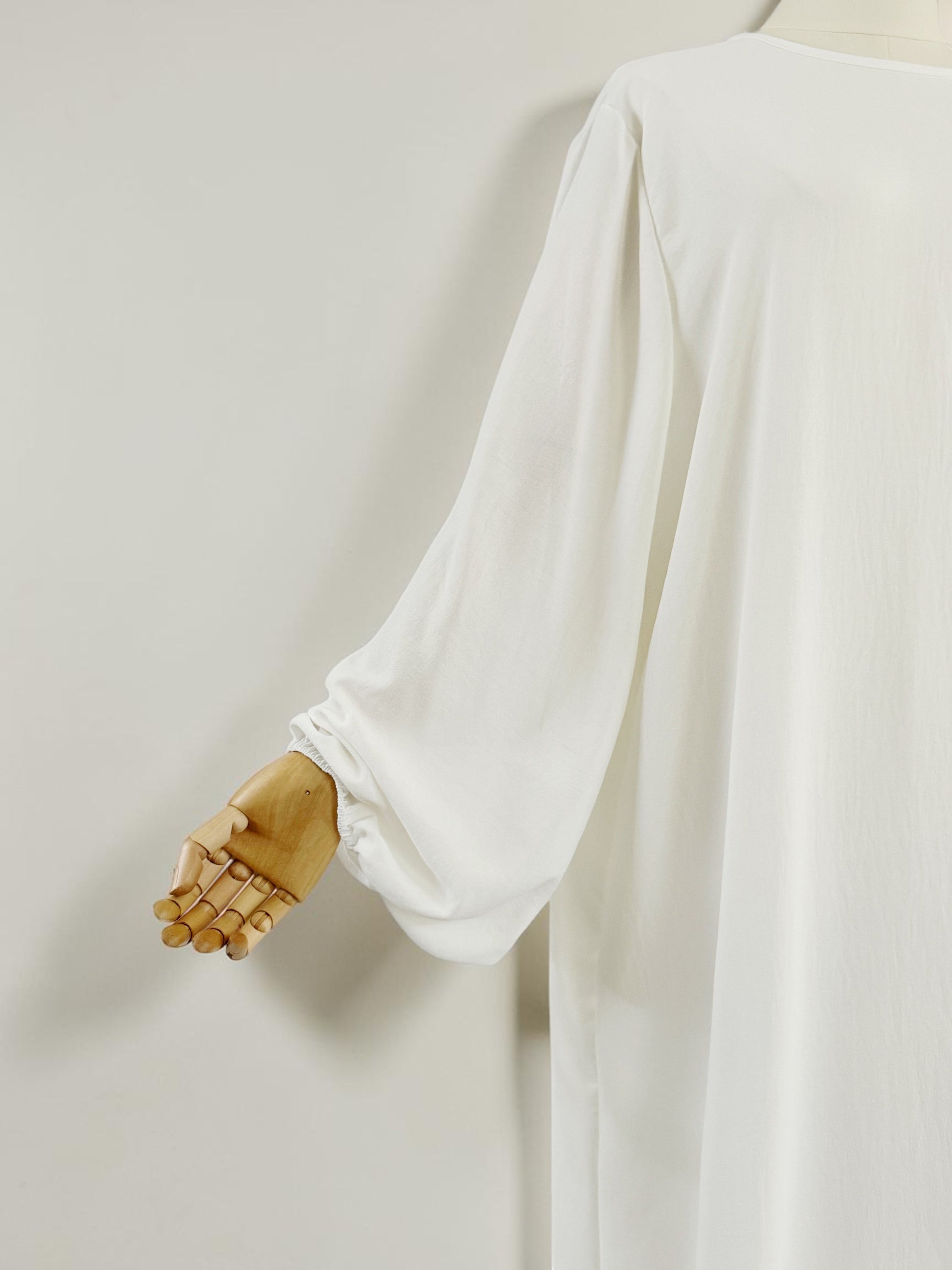 Nesthetics Abaya Malika in Weiß aus Jazz Stoff mit Ballonärmeln und geradem Schnitt.