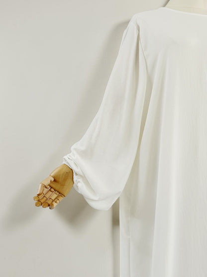Nesthetics Abaya Malika in Weiß aus Jazz Stoff mit Ballonärmeln und geradem Schnitt.