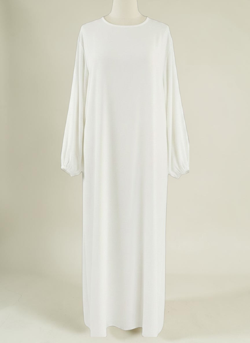 Nesthetics Abaya Malika, fließendes weißes Kleid aus Stoff mit Rundhalsausschnitt und gerafften Ärmelbündchen.