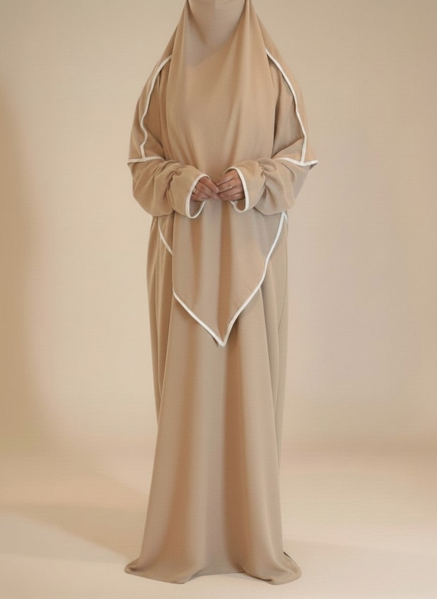 Nesthetics beiges zweiteiliges Abaya und Khimar Set aus Jazz Stoff mit weißen Details an den Volant-Ärmeln