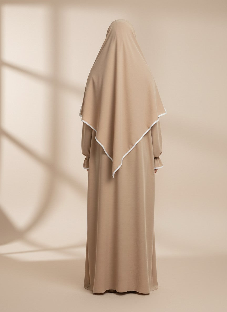 Nesthetics beiges zweiteiliges Abaya und Khimar Set aus Jazz Stoff mit weißen Details, Rückansicht