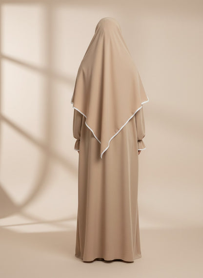 Nesthetics beiges zweiteiliges Abaya und Khimar Set aus Jazz Stoff mit weißen Details, Rückansicht