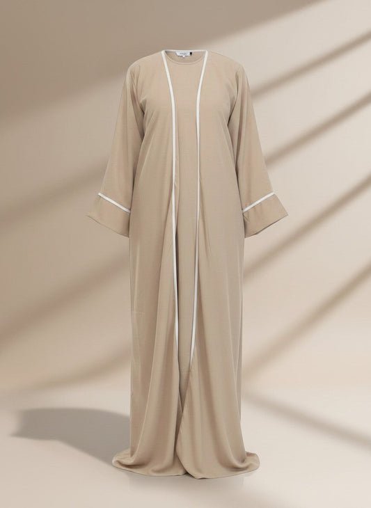 Nesthetics Kimono Abaya Set in Beige aus Medina Seide mit eleganten weißen Details und weiten Ärmeln
