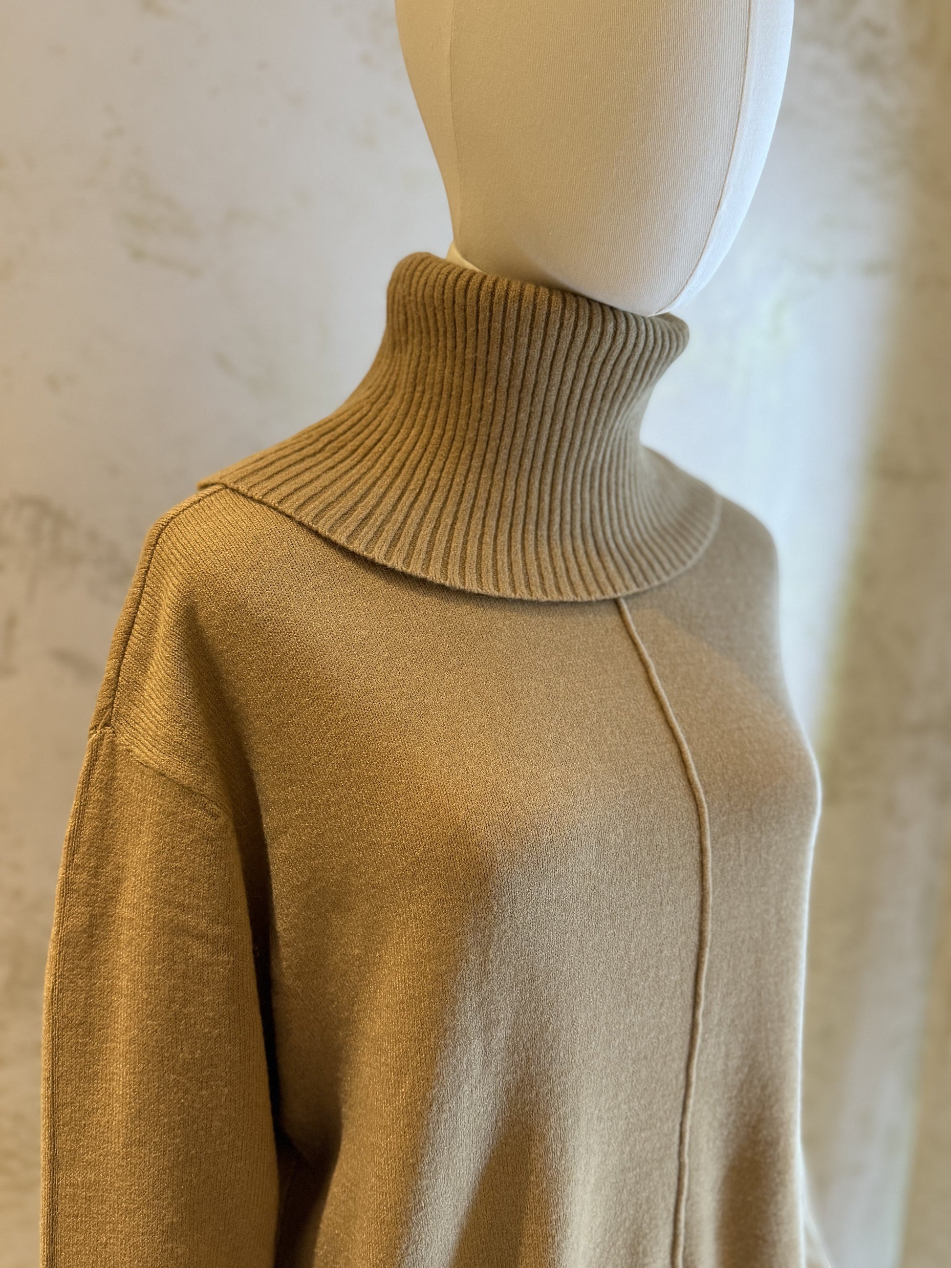 Nesthetics beiger Strickpullover mit Rollkragen aus weichem Viskose-Mix für Damen