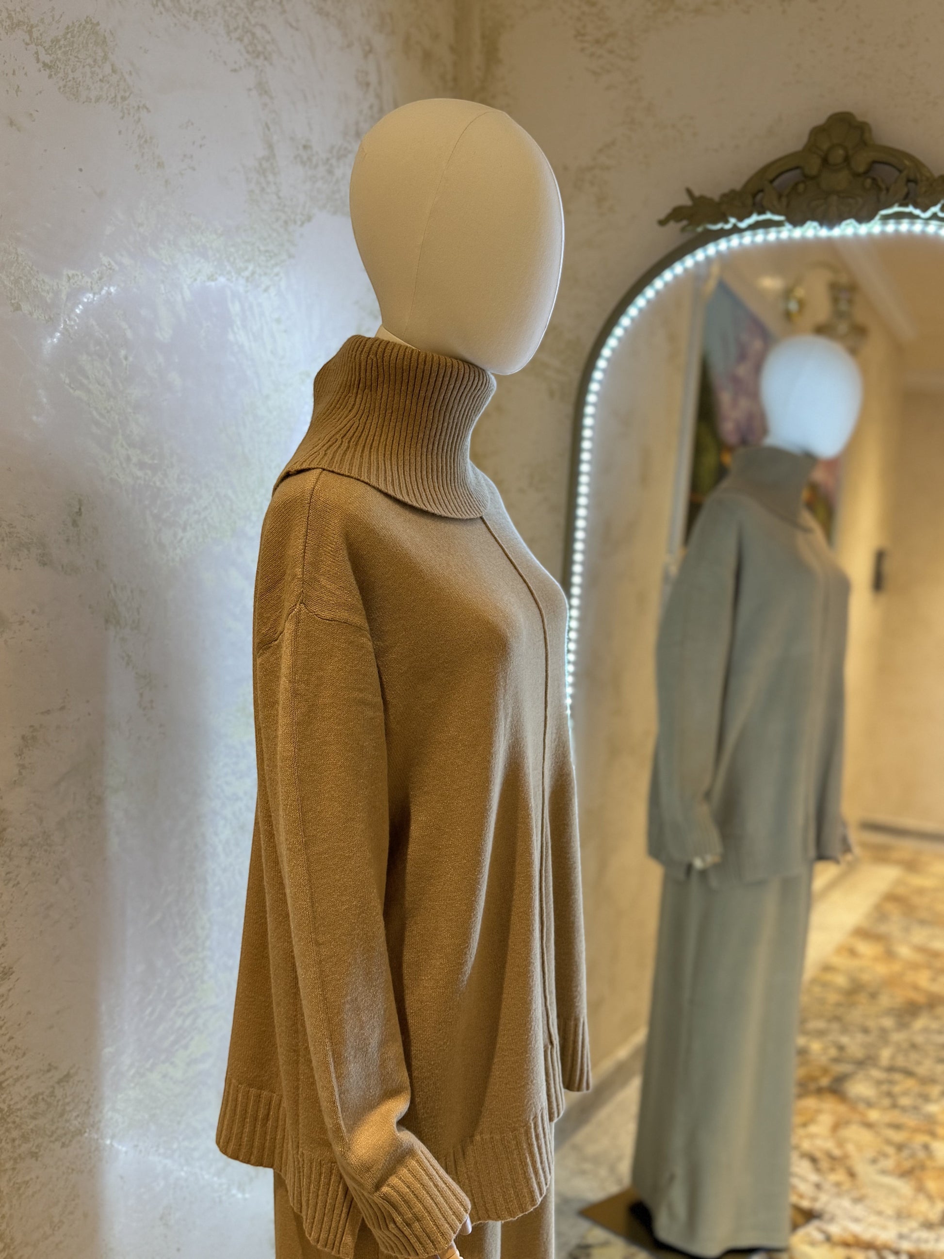 Nesthetics Premium Strickset in Beige mit Rollkragenpullover und langem Rock aus weichem Viskose-Strick
