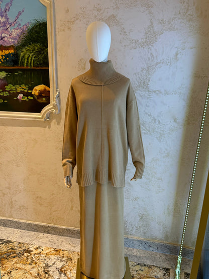 Nesthetics Premium Strickset in Beige mit Rollkragenpullover und langem Rock aus weichem Viskose-Mix