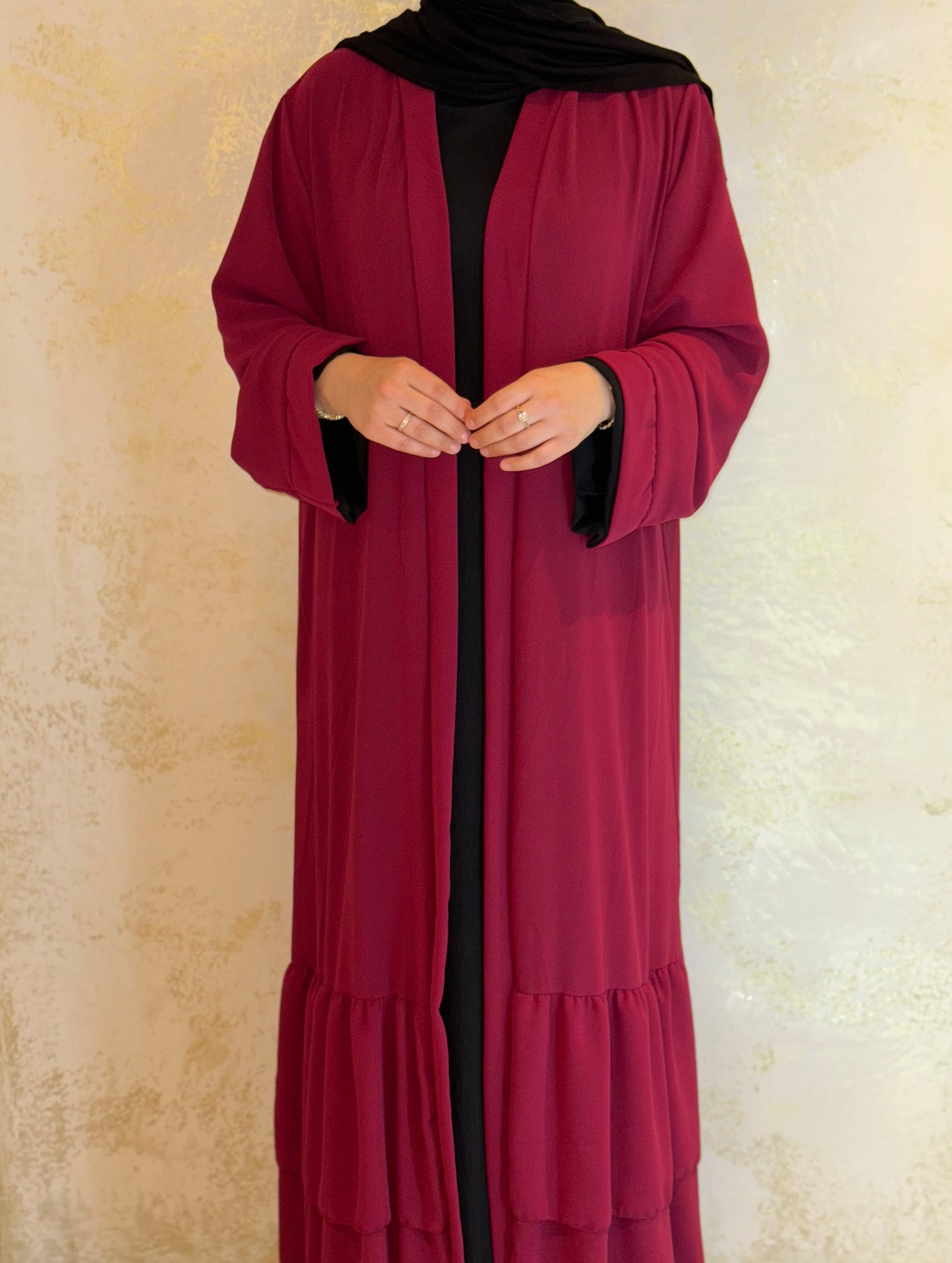 Nesthetics Chiffon Abaya in Burgundy mit Rüschensaum und fließendem Krepp-Stoff