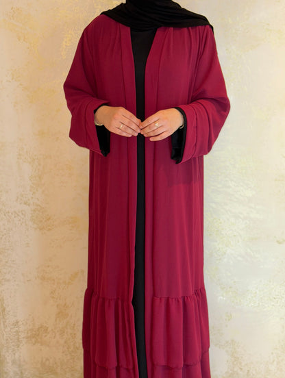 Nesthetics Chiffon Abaya in Burgundy mit Rüschensaum und fließendem Krepp-Stoff