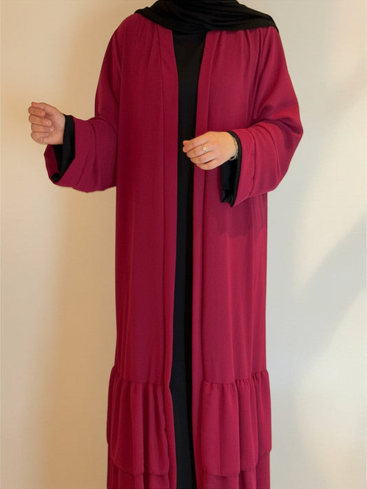 Nesthetics Chiffon Abaya in Burgundy mit Rüschensaum und fließender Passform, getragen über einem schwarzen Unterkleid
