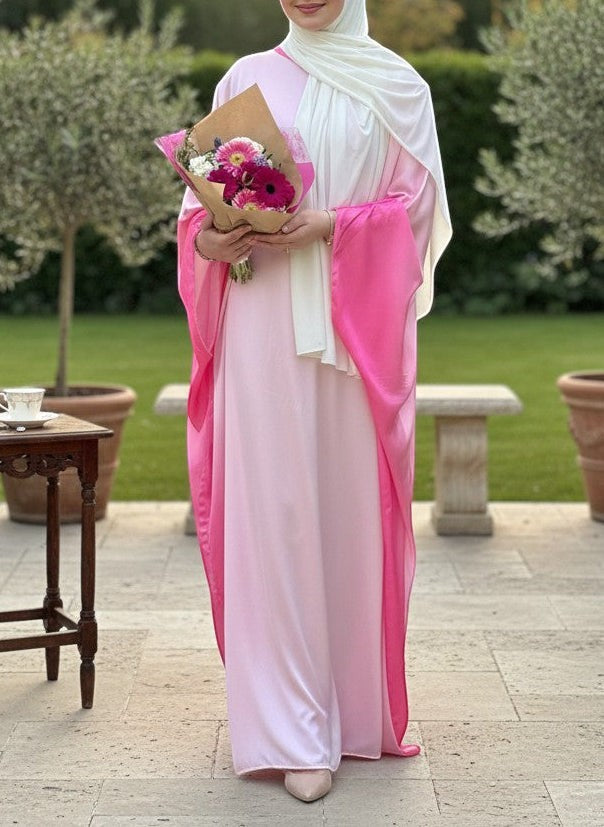 Nesthetics Butterfly Abaya aus fließendem Satin in Rosa und Pink, ideal als Abendkleid, mit weiten Ärmeln und taillierter Passform.