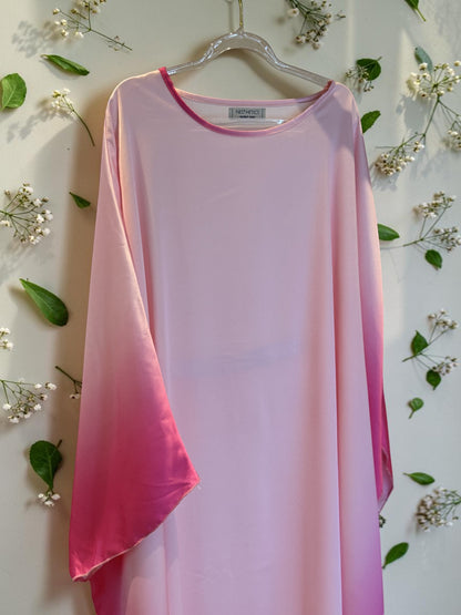 Nesthetics taillierte Butterfly Abaya aus fließendem Satin in Rosa-Farbverlauf, ideal als Abendkleid.