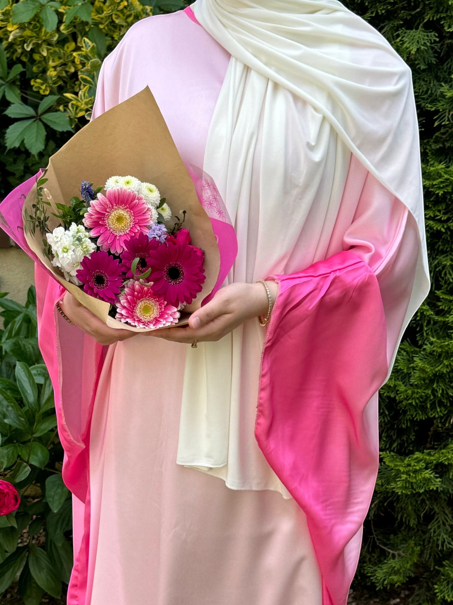 Nesthetics Butterfly Abaya aus fließendem Satin in Rosa- und Pinktönen, ideal als Abendkleid.