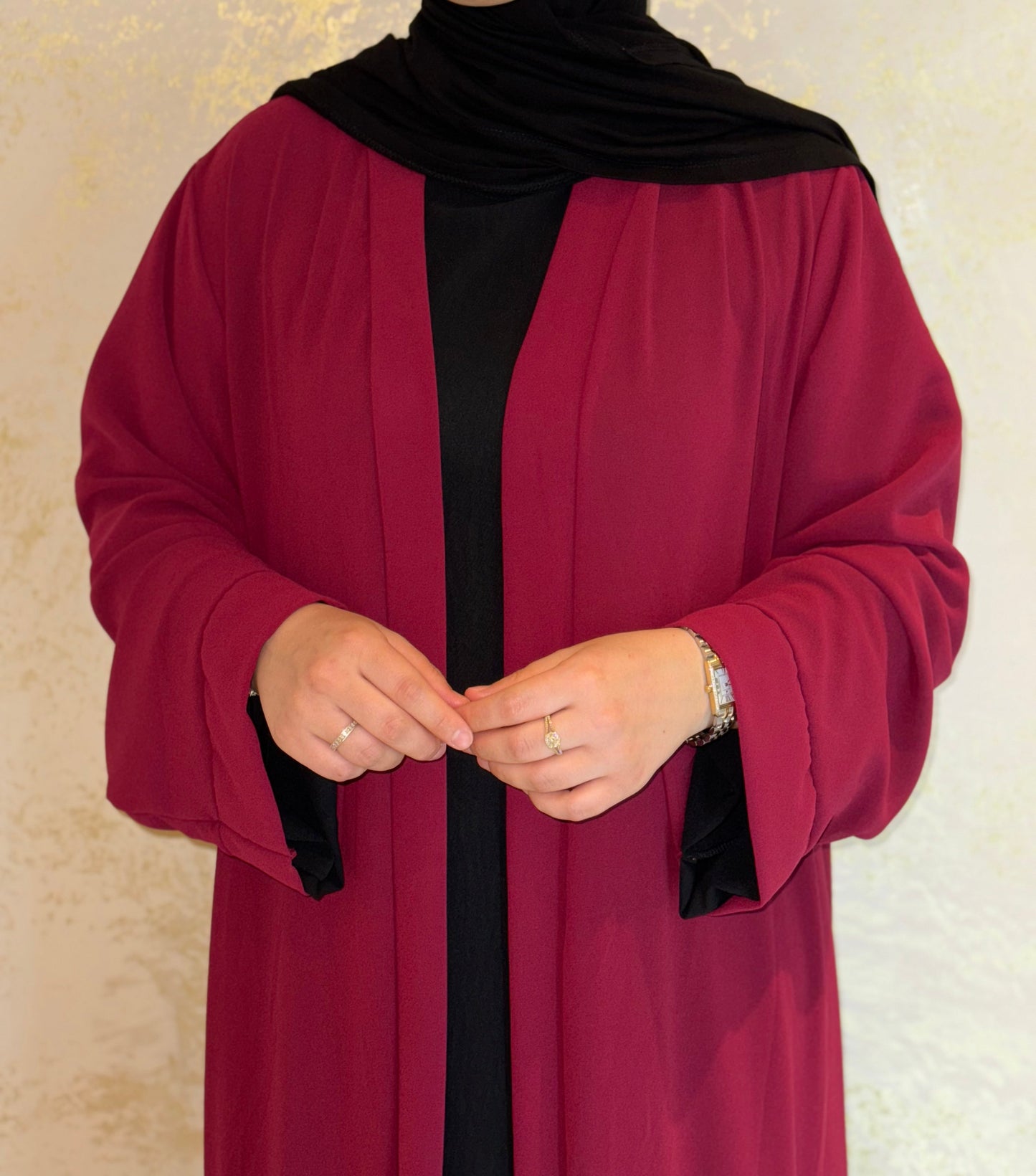 Nesthetics Chiffon Abaya in Burgundy mit Rüschen und fließender Passform, getragen über einem schwarzen Unterkleid