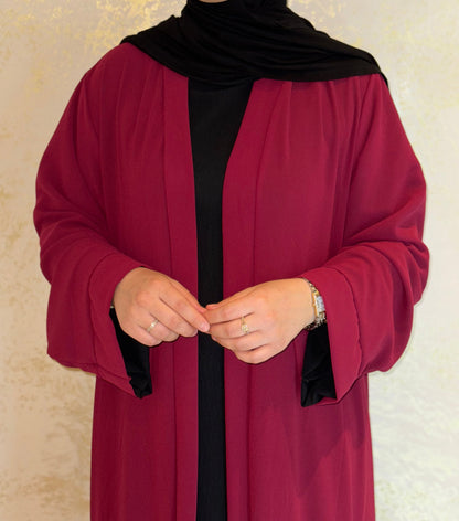 Nesthetics Chiffon Abaya in Burgundy mit Rüschen und fließender Passform, getragen über einem schwarzen Unterkleid