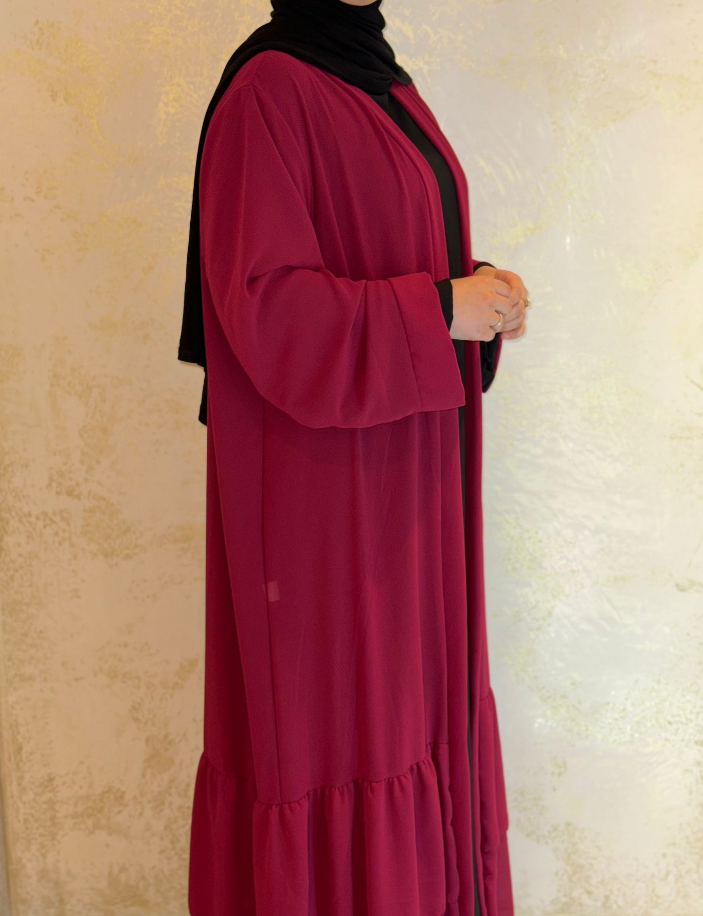 Nesthetics Chiffon Abaya in Burgundy mit Rüschensaum und fließender Passform, getragen mit schwarzem Hijab