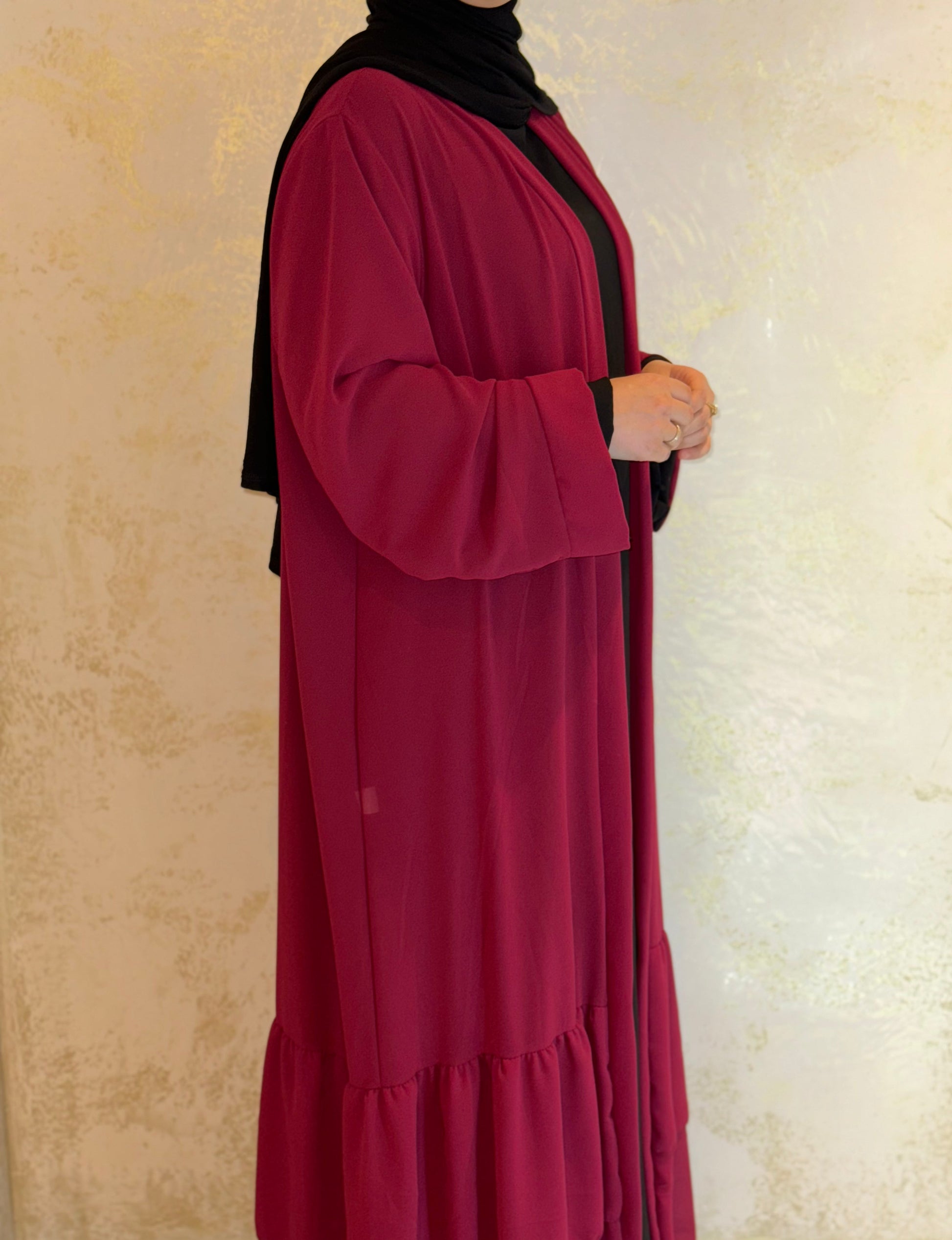Nesthetics Chiffon Abaya in Burgundy mit Rüschensaum und fließender Passform, getragen mit schwarzem Hijab