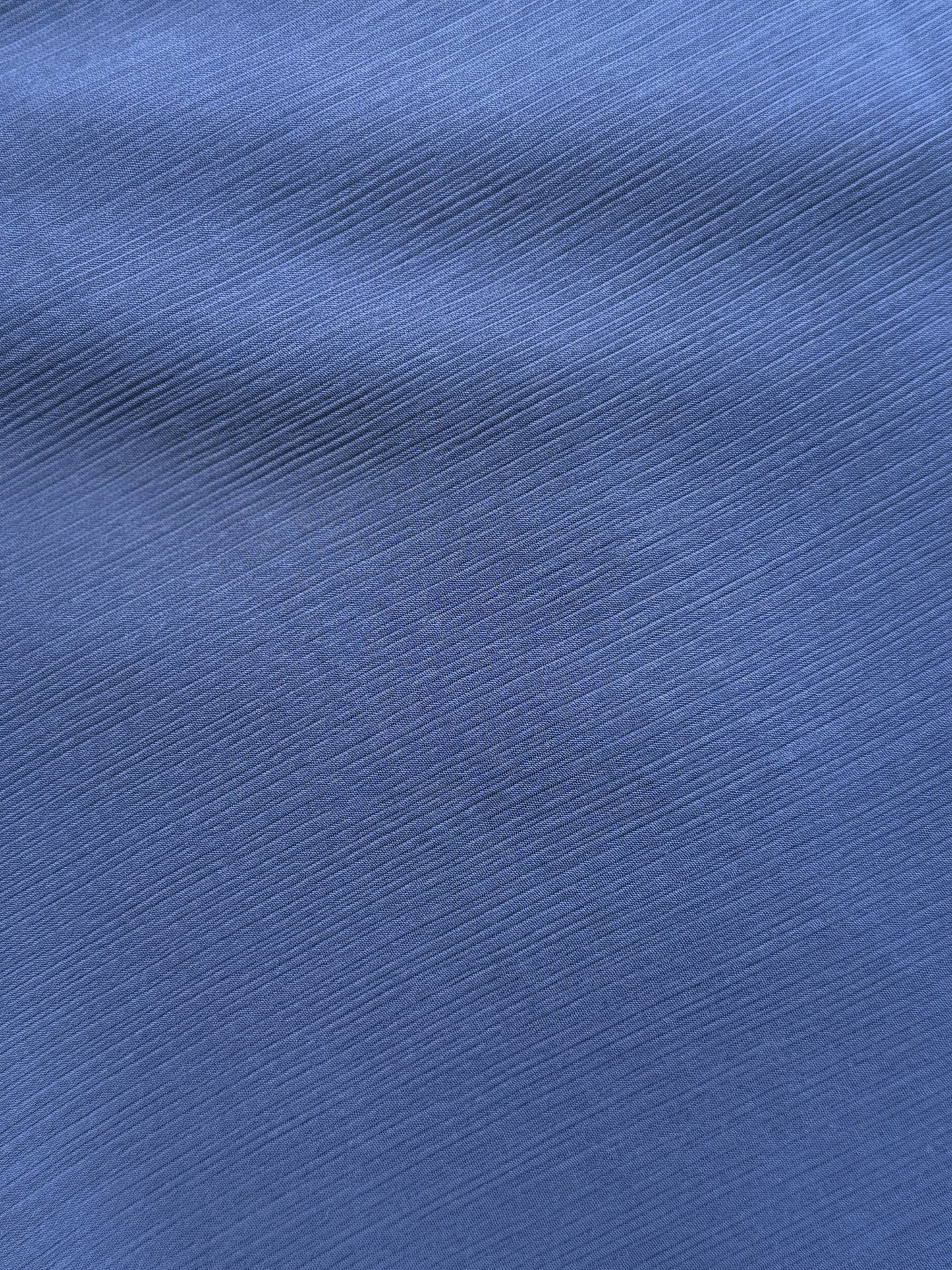 Nesthetics Crinkle Chiffon Hijab in Blau. Leichter, texturierter Stoff für eleganten und bequemen Tragekomfort.