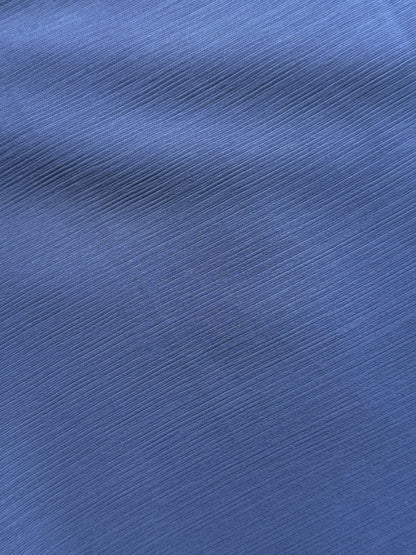 Nesthetics Crinkle Chiffon Hijab in Blau. Leichter, texturierter Stoff für eleganten und bequemen Tragekomfort.