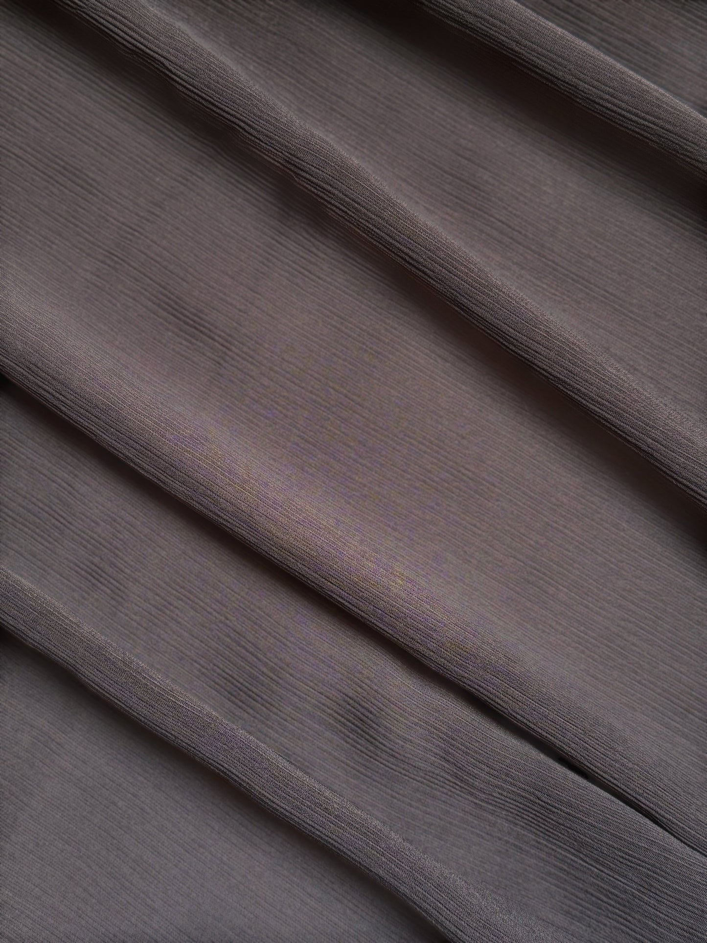 Nesthetics Crinkle Chiffon Hijab in Dunkelgrau. Leichter, texturierter Stoff für eleganten Tragekomfort.