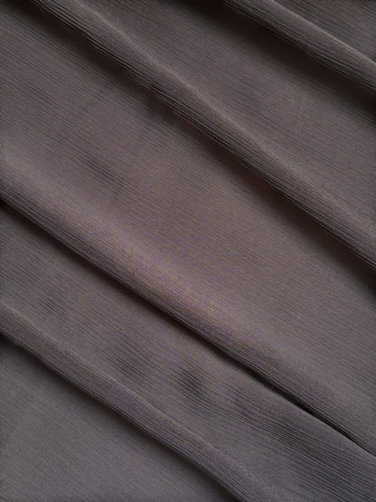 Nesthetics Crinkle Chiffon Hijab in Dunkelgrau. Leichter, texturierter Stoff für eleganten Tragekomfort.