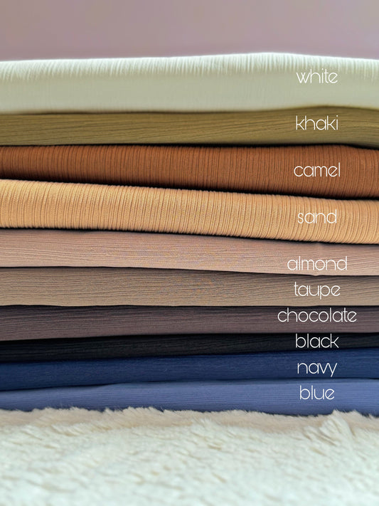 Nesthetics Crinkle Chiffon Hijab Stoff in verschiedenen Farben: Weiß, Khaki, Camel, Sand, Almond, Taupe, Chocolate, Schwarz, Navy, Blau.