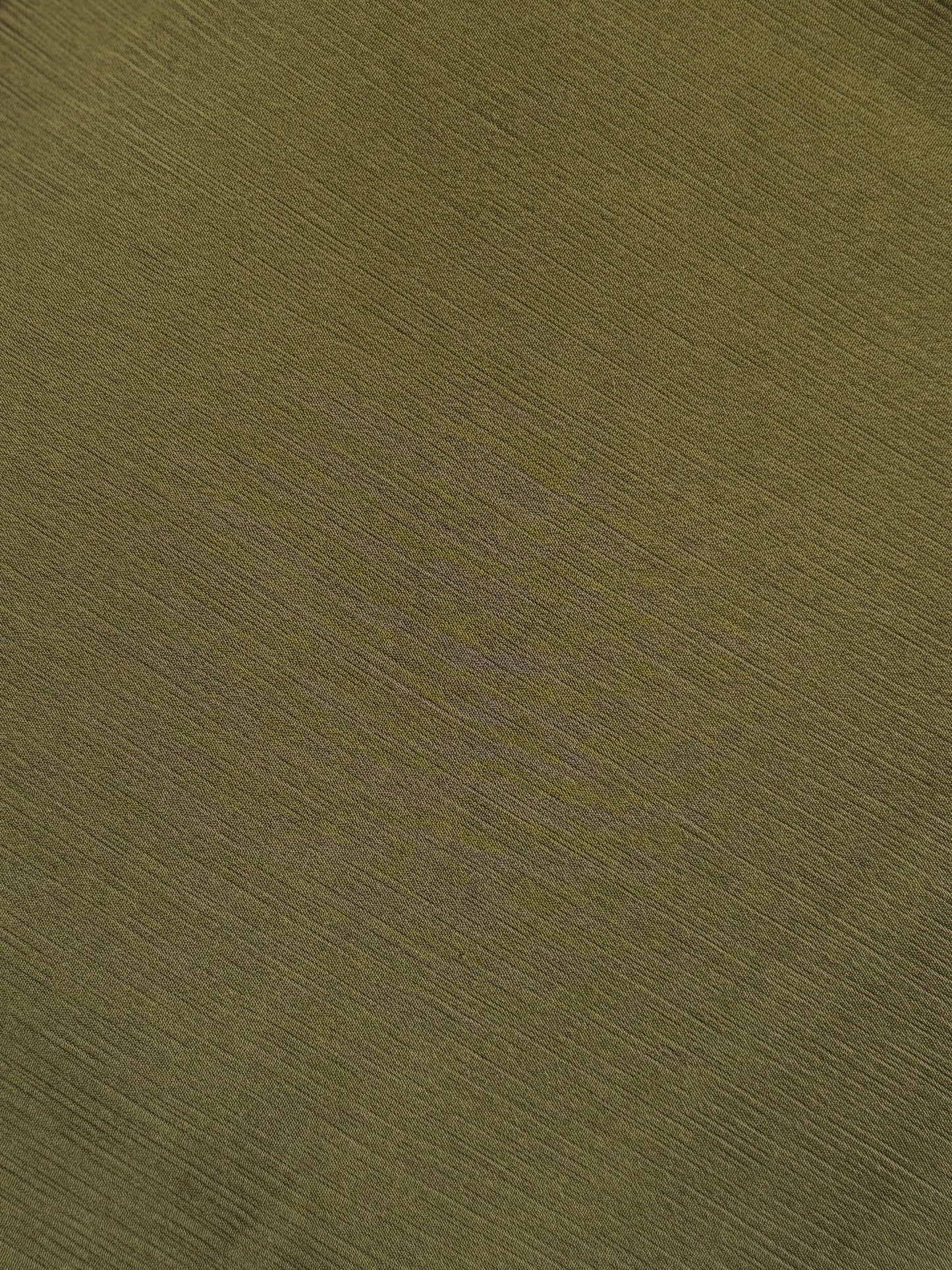 Nesthetics Crinkle Chiffon Hijab in Olivgrün. Leichter, strukturierter Stoff für eleganten Tragekomfort.