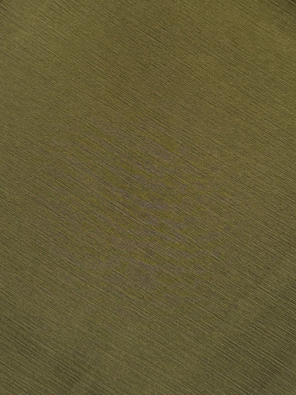 Nesthetics Crinkle Chiffon Hijab in Olivgrün. Leichter, strukturierter Stoff für eleganten Tragekomfort.