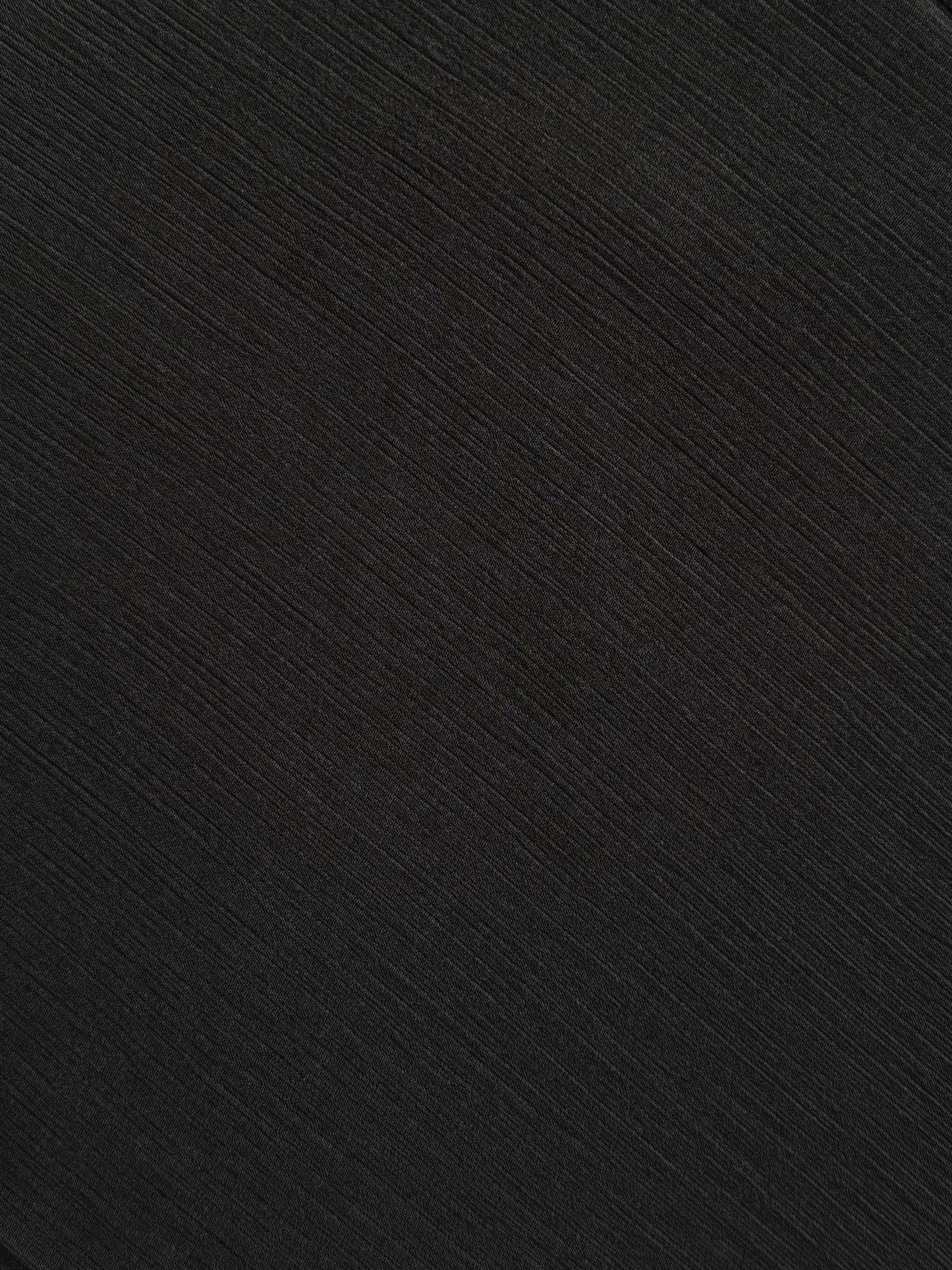Nesthetics Crinkle Chiffon Hijab in Schwarz. Eleganter, bequemer und vielseitiger Hijab aus hochwertigem Crinkle Chiffon.
