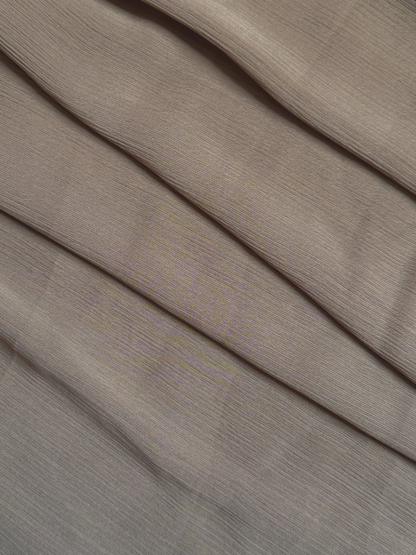 Nesthetics Crinkle Chiffon Hijab in taupe, leicht und luftig, perfekt für den Alltag und besondere Anlässe.