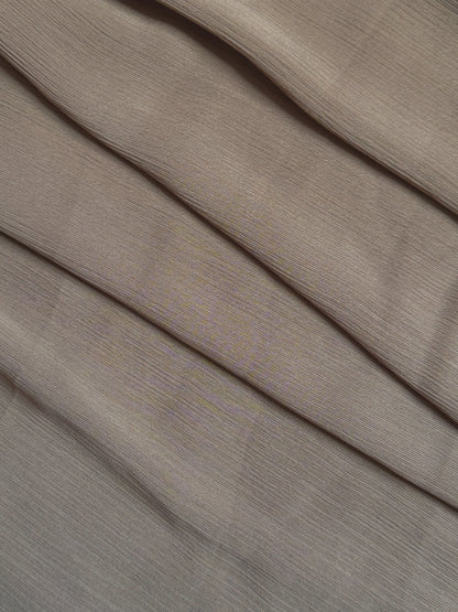 Nesthetics Crinkle Chiffon Hijab in taupe, leicht und luftig, perfekt für den Alltag und besondere Anlässe.