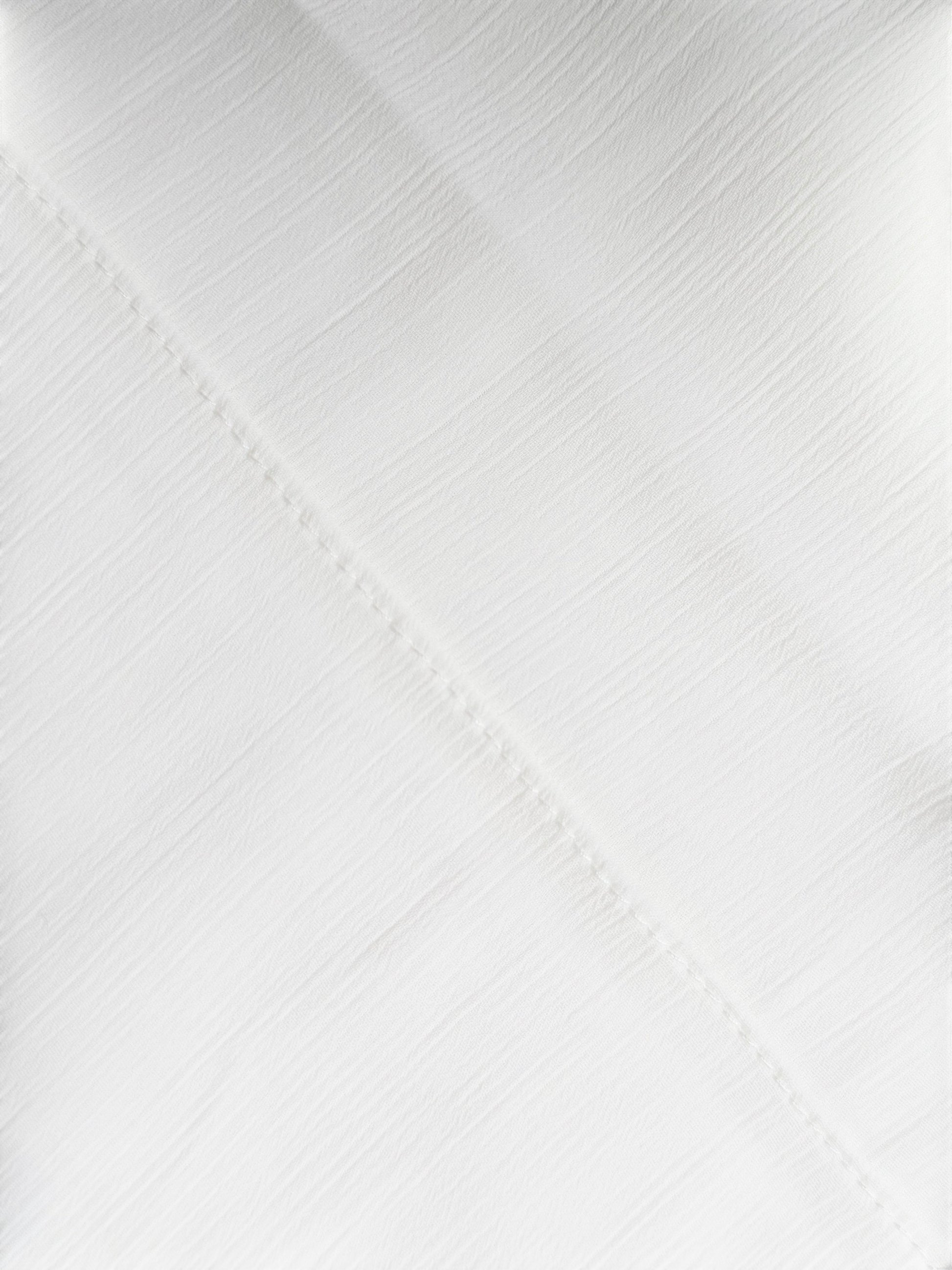 Nesthetics weißer Crinkle Chiffon Hijab mit feiner Naht und strukturierter Oberfläche.
