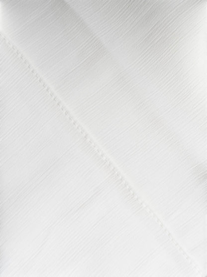Nesthetics weißer Crinkle Chiffon Hijab mit feiner Naht und strukturierter Oberfläche.