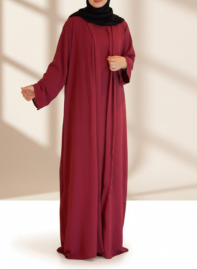 Nesthetics dreiteilige Abaya Anisa in Burgundy aus Jazz-Stoff mit ärmellosem Unterkleid und passendem Innenrock